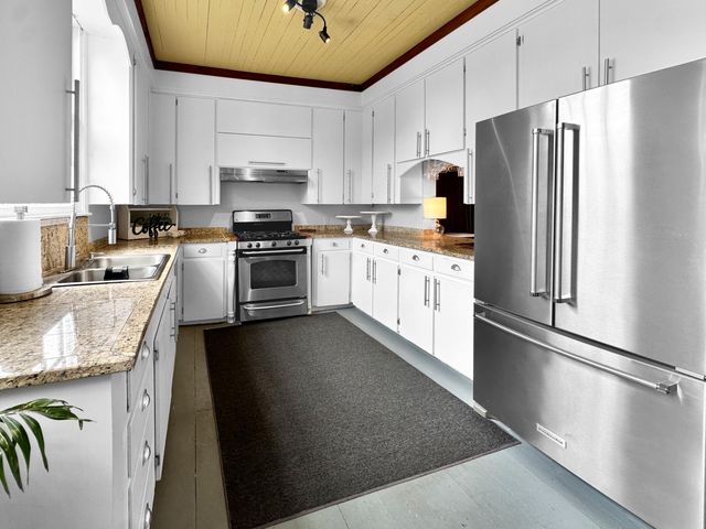 203 S 1st St, Leesville, LA 71446