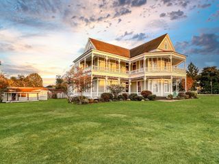 203 S 1st St, Leesville, LA 71446