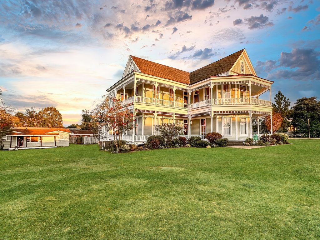 203 S 1st St, Leesville, LA 71446