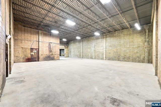 21 Route 17 2, East Rutherford, NJ 07073