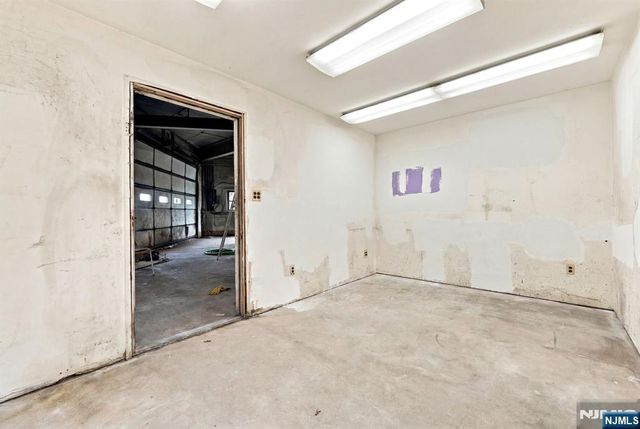 21 Route 17 2, East Rutherford, NJ 07073