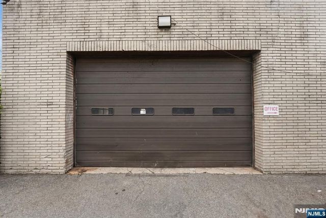 21 Route 17 2, East Rutherford, NJ 07073