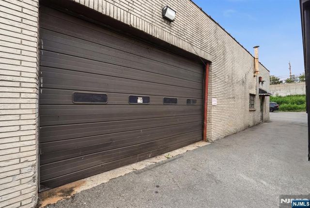 21 Route 17 2, East Rutherford, NJ 07073