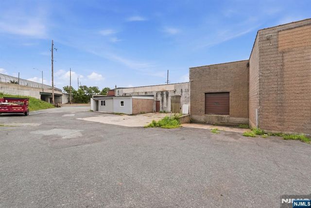21 Route 17 2, East Rutherford, NJ 07073