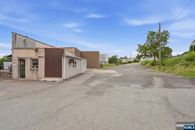 21 Route 17 2, East Rutherford, NJ 07073