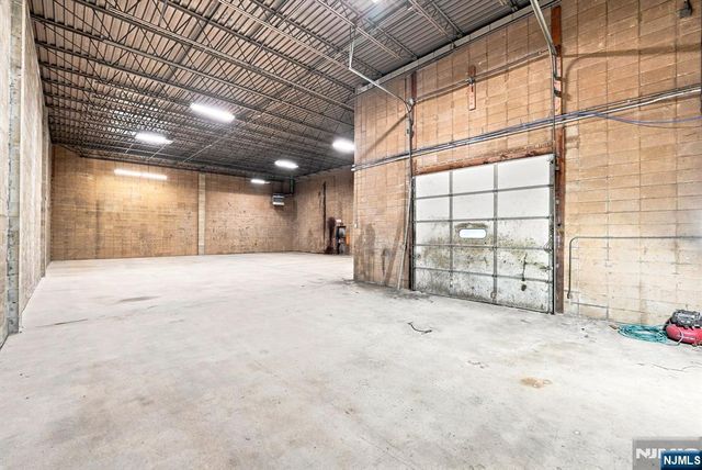 21 Route 17 2, East Rutherford, NJ 07073