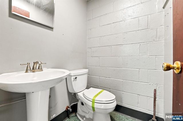 21 Route 17 2, East Rutherford, NJ 07073