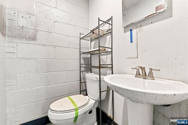21 Route 17 2, East Rutherford, NJ 07073