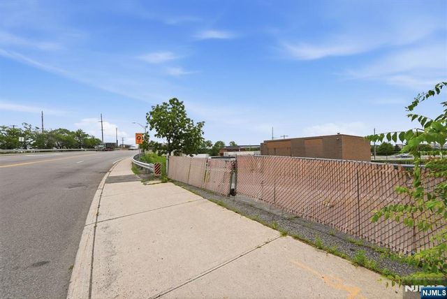 21 Route 17 2, East Rutherford, NJ 07073