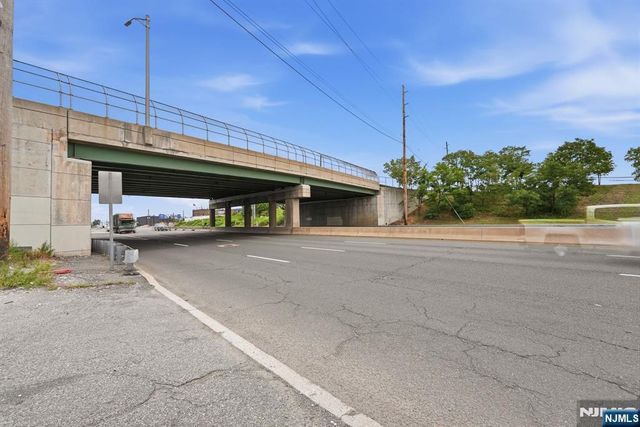 21 Route 17 2, East Rutherford, NJ 07073