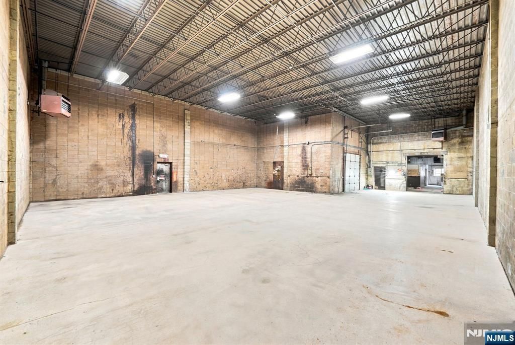 21 Route 17 2, East Rutherford, NJ 07073