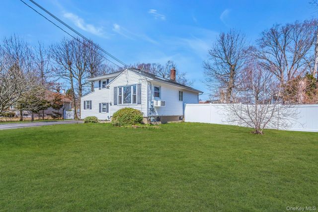 5 Diane Place, Bay Shore, NY 11706