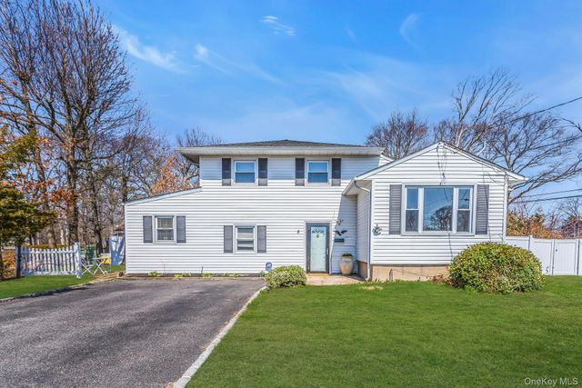 5 Diane Place, Bay Shore, NY 11706