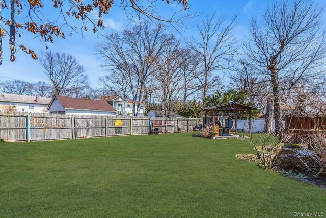 5 Diane Place, Bay Shore, NY 11706