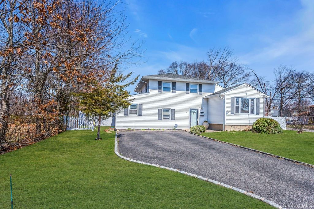 5 Diane Place, Bay Shore, NY 11706