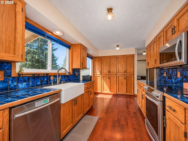18191 S HOLLY Ln, Oregon City, OR 97045