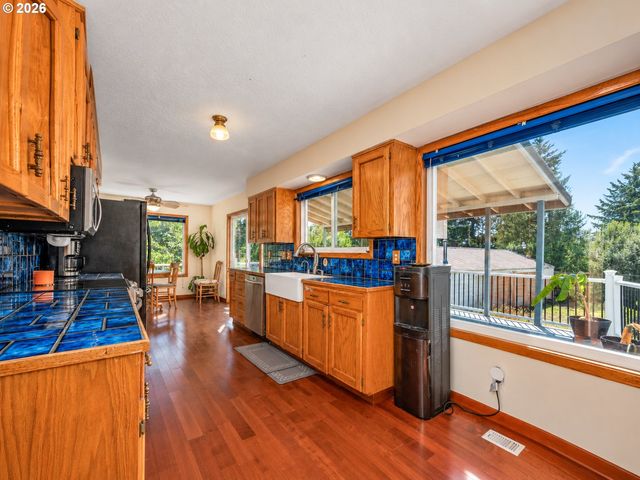 18191 S HOLLY Ln, Oregon City, OR 97045