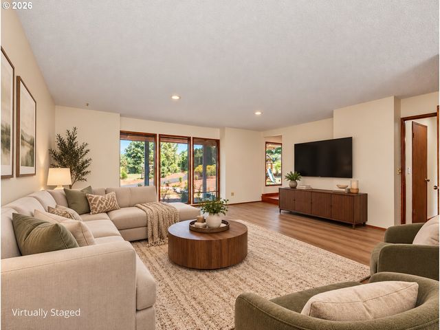18191 S HOLLY Ln, Oregon City, OR 97045