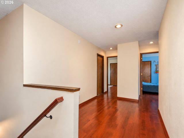 18191 S HOLLY Ln, Oregon City, OR 97045