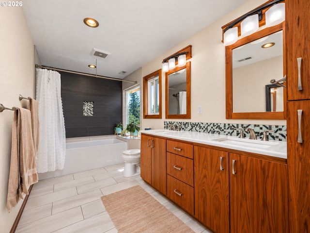 18191 S HOLLY Ln, Oregon City, OR 97045