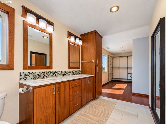 18191 S HOLLY Ln, Oregon City, OR 97045