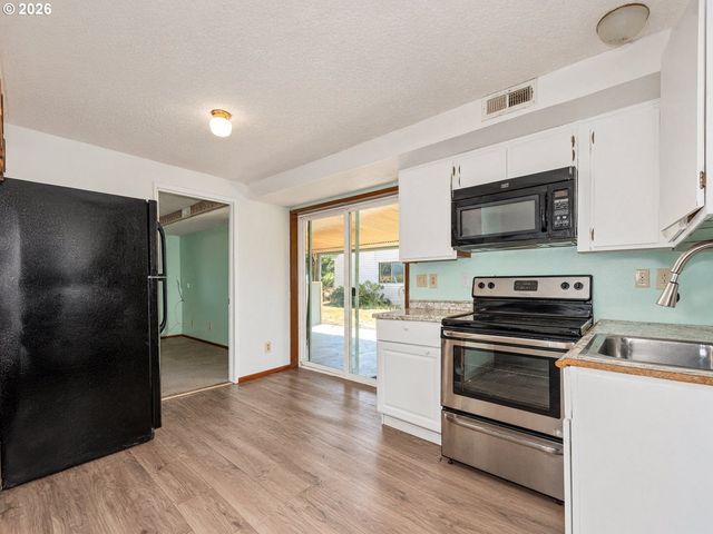18191 S HOLLY Ln, Oregon City, OR 97045