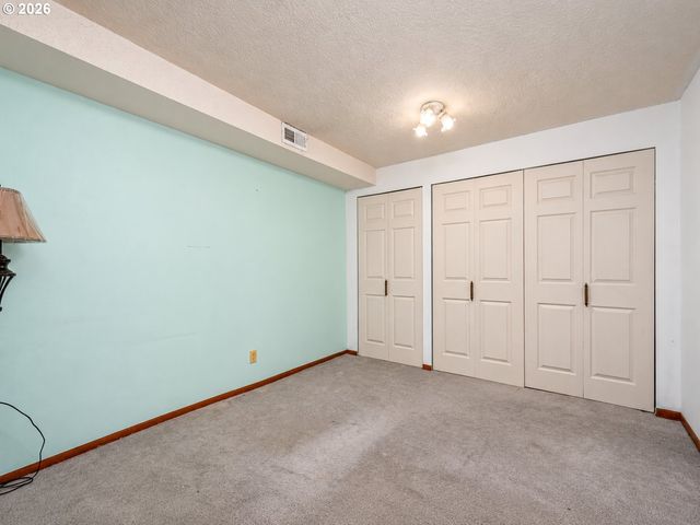 18191 S HOLLY Ln, Oregon City, OR 97045