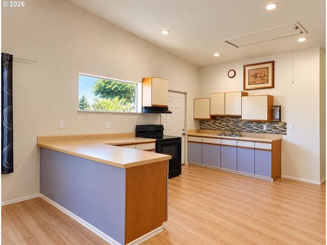 18191 S HOLLY Ln, Oregon City, OR 97045
