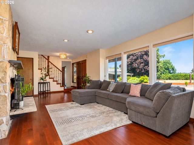 18191 S HOLLY Ln, Oregon City, OR 97045
