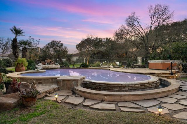932 Vanguard ST, Lakeway, TX 78734
