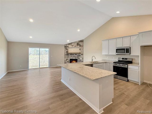 360 Devonshire Drive 32, Lapeer, MI 48446