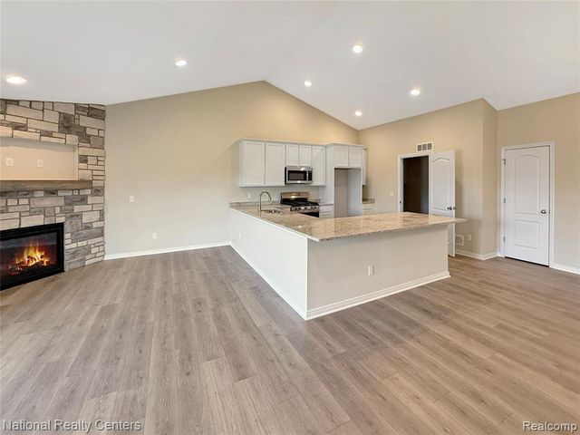360 Devonshire Drive 32, Lapeer, MI 48446
