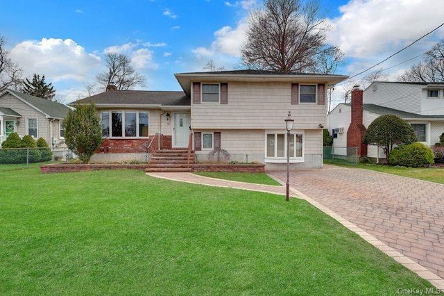 50 Independence Avenue, Babylon, NY 11702
