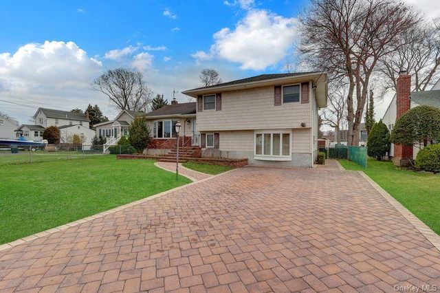50 Independence Avenue, Babylon, NY 11702