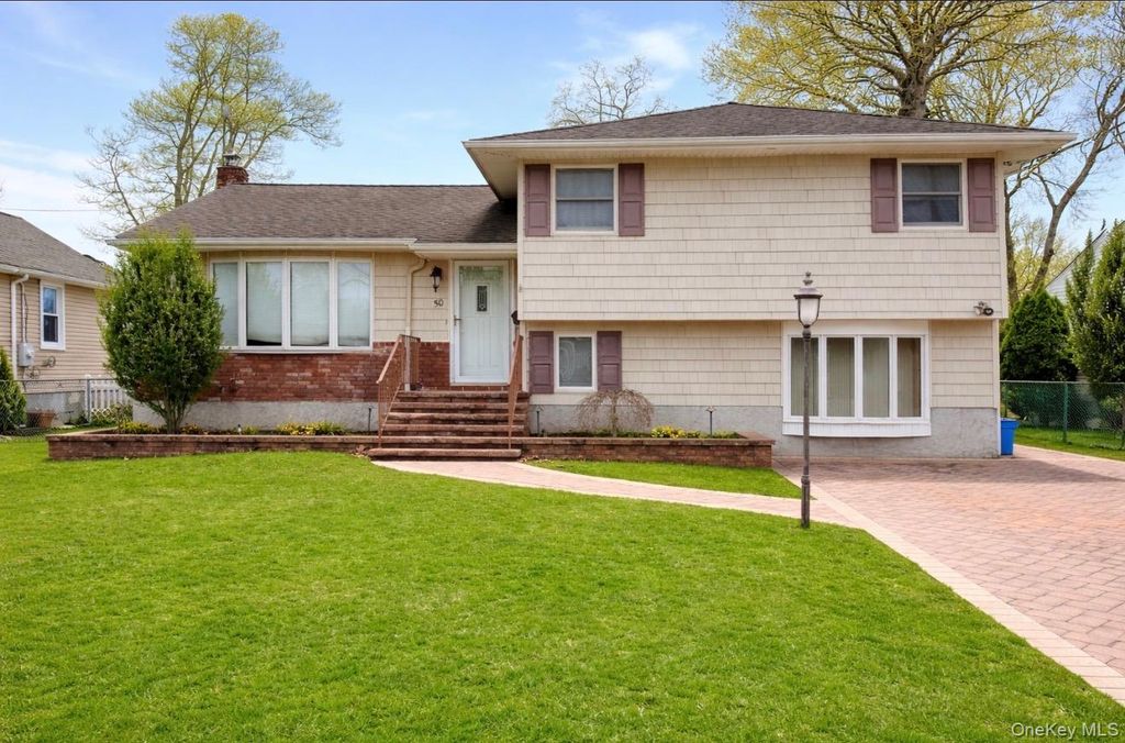 50 Independence Avenue, Babylon, NY 11702