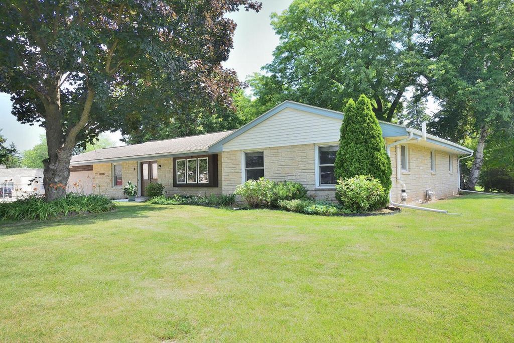 7100 N Parkview DRIVE, Lannon, WI 53046