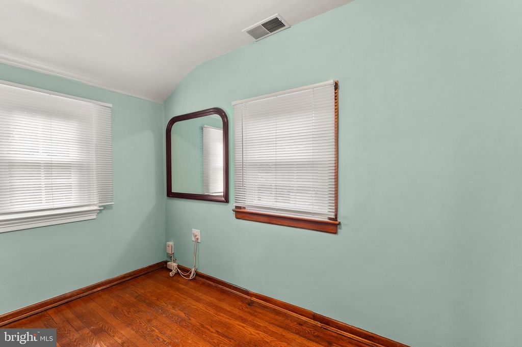Image 37 of property listing at 5615 QUEENS CHAPEL RD, Hyattsville, MD 20782