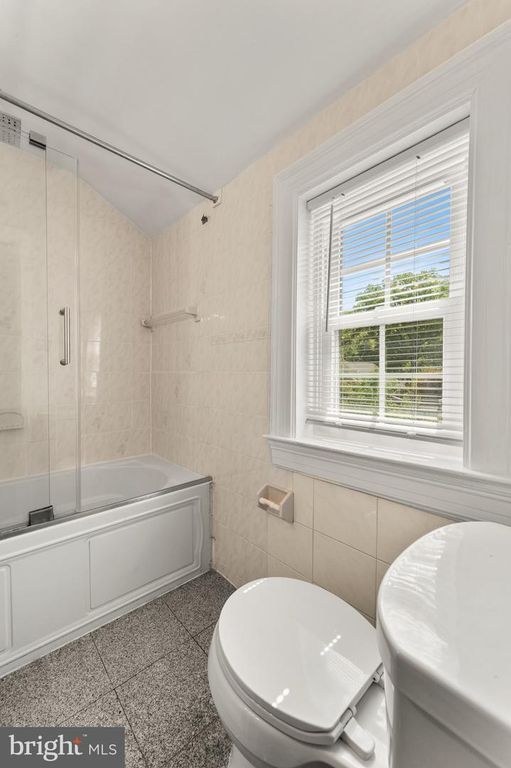 Image 39 of property listing at 5615 QUEENS CHAPEL RD, Hyattsville, MD 20782