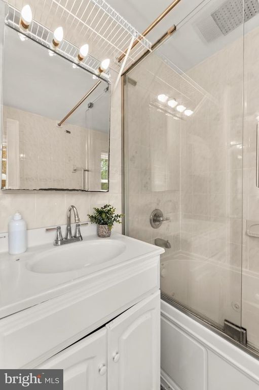 Image 40 of property listing at 5615 QUEENS CHAPEL RD, Hyattsville, MD 20782