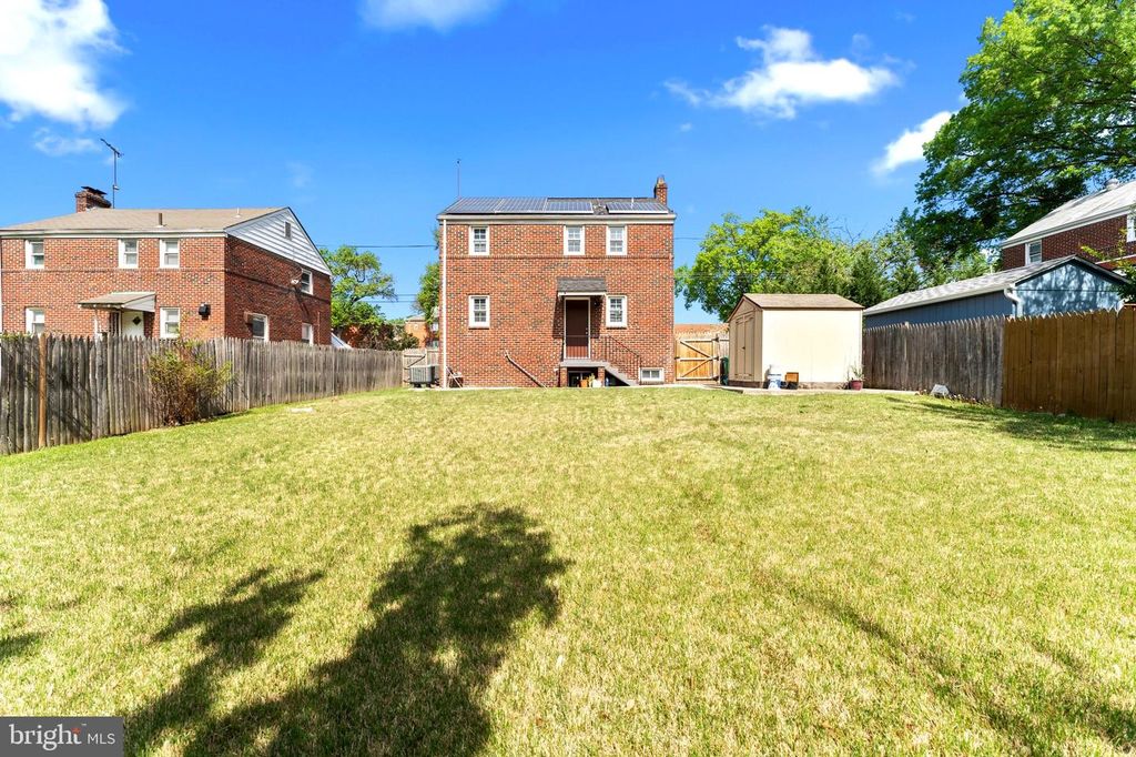 Image 5 of property listing at 5615 QUEENS CHAPEL RD, Hyattsville, MD 20782