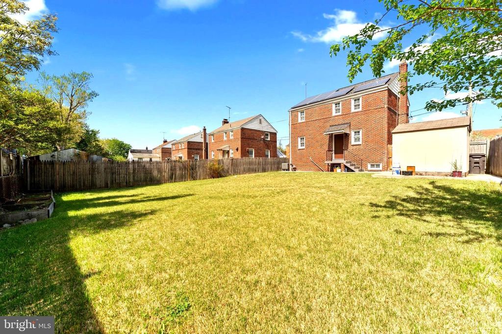 Image 6 of property listing at 5615 QUEENS CHAPEL RD, Hyattsville, MD 20782