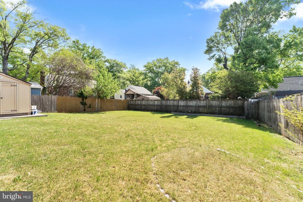 Image 7 of property listing at 5615 QUEENS CHAPEL RD, Hyattsville, MD 20782