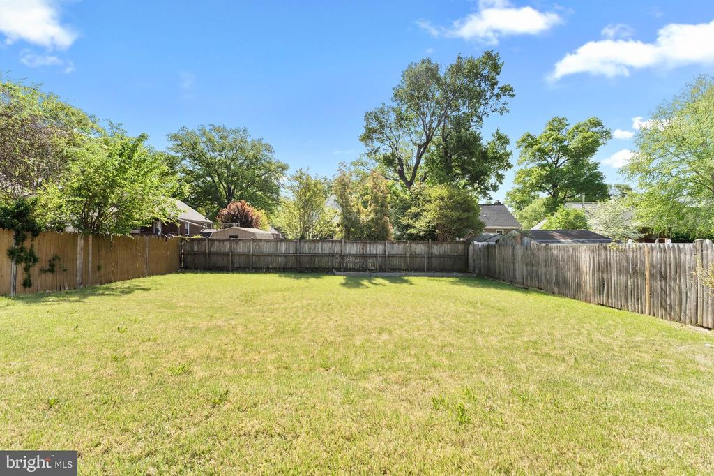 Image 8 of property listing at 5615 QUEENS CHAPEL RD, Hyattsville, MD 20782