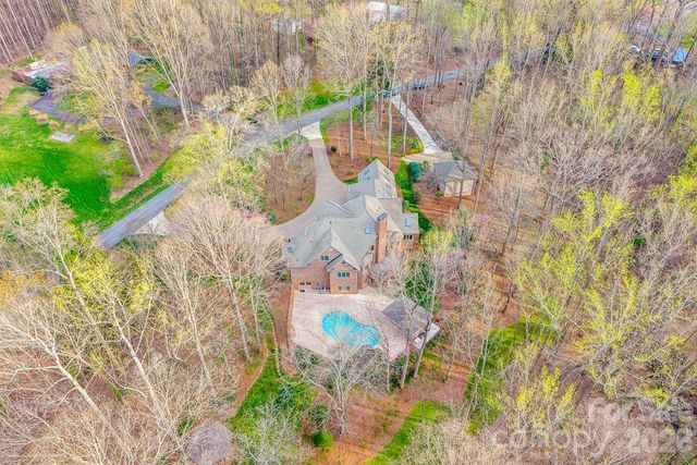 1043 Rolling Green Drive, Newton, NC 28658