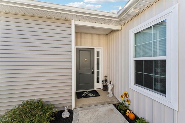 215 Silver Spring Circle, Elyria, OH 44035