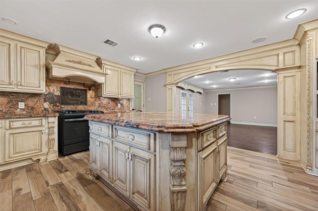 5422 Willowbend Boulevard, Houston, TX 77096