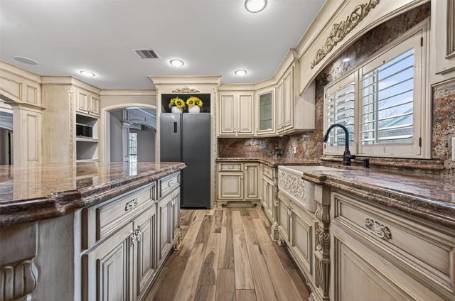 5422 Willowbend Boulevard, Houston, TX 77096