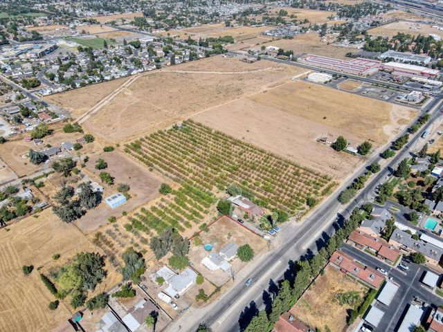 2209 N Marks Avenue, Fresno, CA 93722