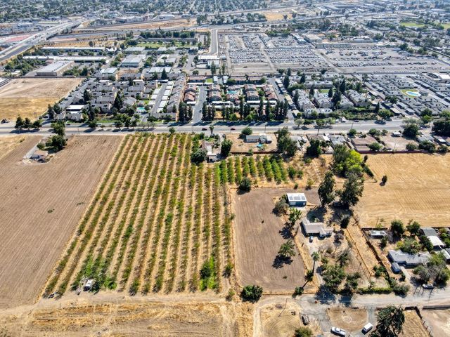 2209 N Marks Avenue, Fresno, CA 93722