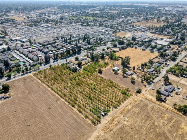 2209 N Marks Avenue, Fresno, CA 93722